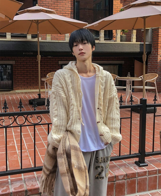 冬日感MAX!牛角扣麻花開胸針織外套|3色入