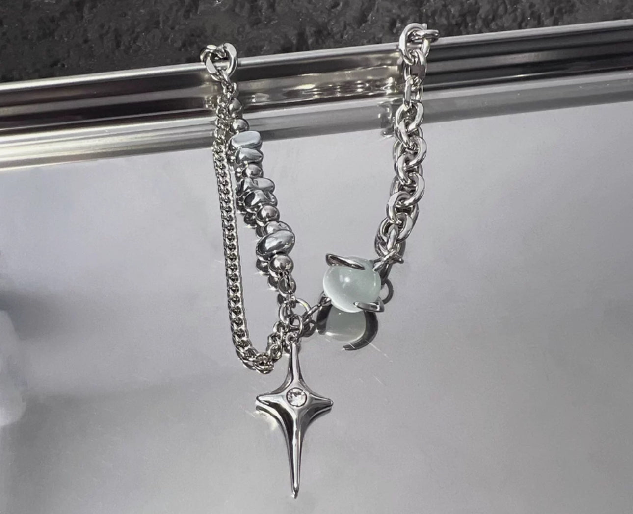 「NEW!」Cat's eye Crossover necklace