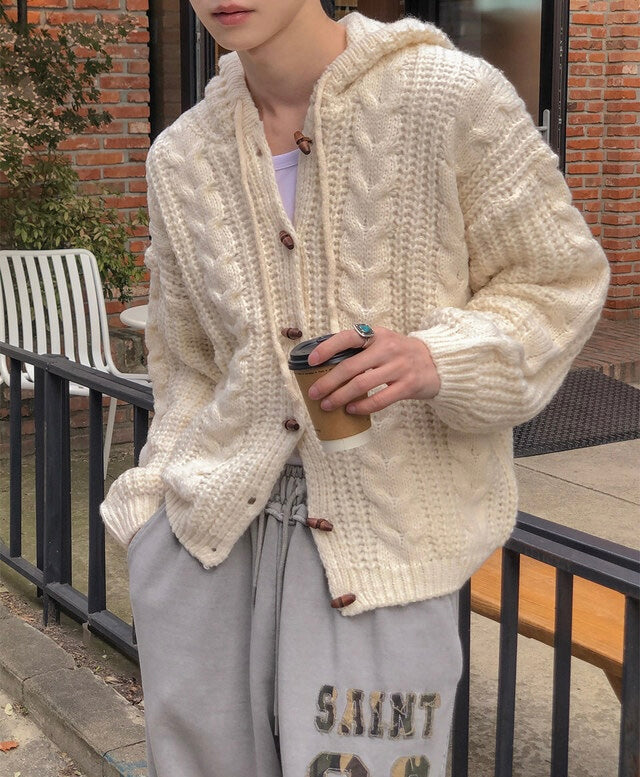 冬日感MAX！牛角扣麻花開胸針織外套｜3色入