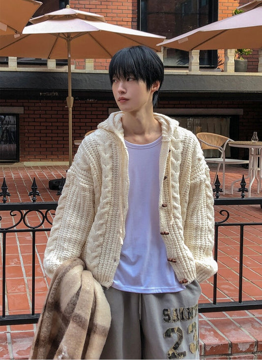 冬日感MAX！牛角扣麻花開胸針織外套｜3色入