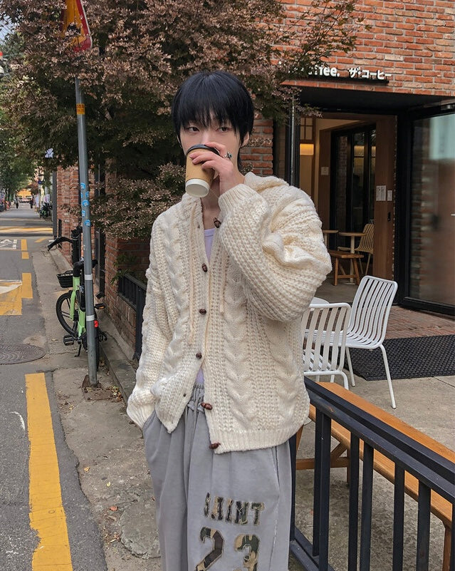 冬日感MAX！牛角扣麻花開胸針織外套｜3色入