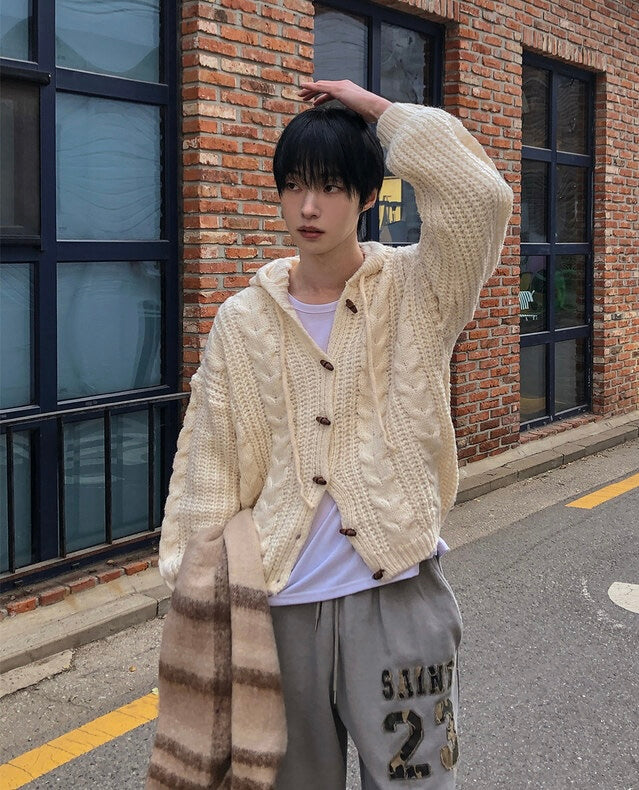 冬日感MAX！牛角扣麻花開胸針織外套｜3色入