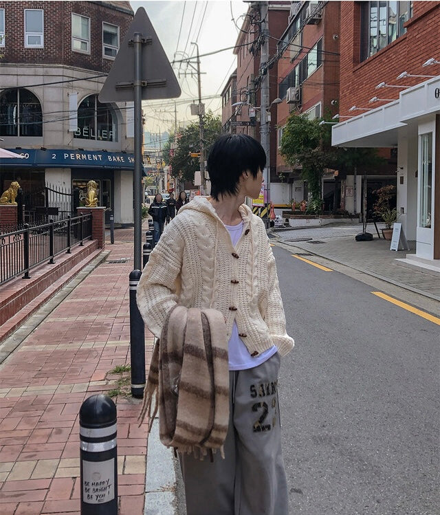 冬日感MAX！牛角扣麻花開胸針織外套｜3色入