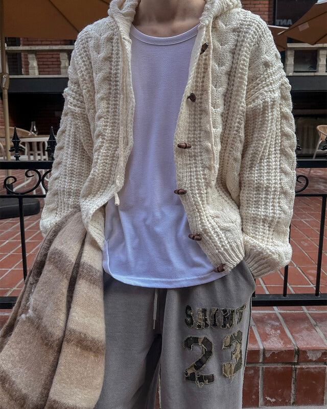 冬日感MAX！牛角扣麻花開胸針織外套｜3色入