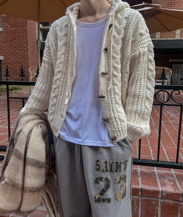 冬日感MAX！牛角扣麻花開胸針織外套｜3色入