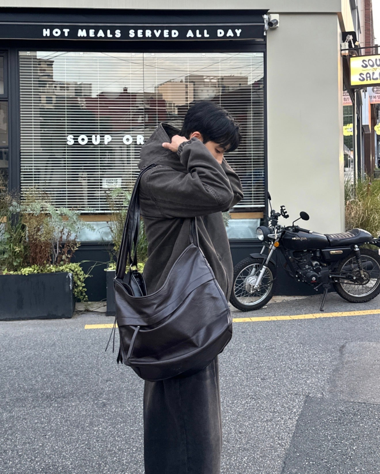 PREMIUM👑韓製裂紋理軟皮革斜孭袋｜3色入