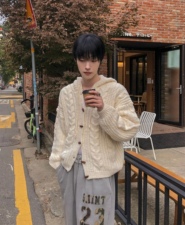 冬日感MAX！牛角扣麻花開胸針織外套｜3色入